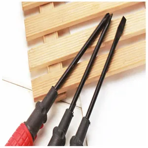 Gedetailleerd overzicht van magnetische schroevendraaierset met sleuf- en kruiskopbits.