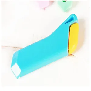 Primo piano dettagliato del mini taglierino portatile, cutter compatto per uso quotidiano.