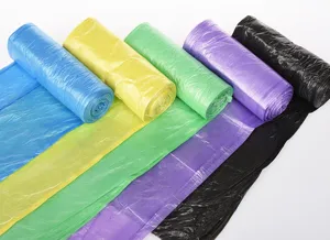 Primer plano de los detalles de rollos de bolsas de basura de colores, gruesas.