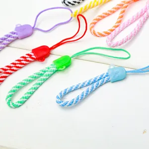 Kleurrijke gevlochten telefoon polsbandjes korte riem set gepresenteerd op witte achtergrond.