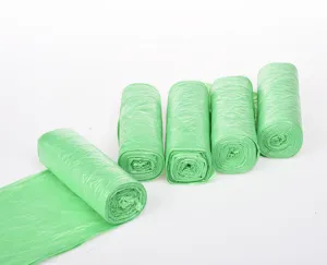 Bolsas de basura de plástico grueso con línea de corte en rollo verde claro para limpieza del hogar.
