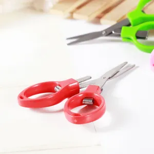 Forbici pieghevoli portatili con manico in plastica e lama in metallo per viaggi e pesca.