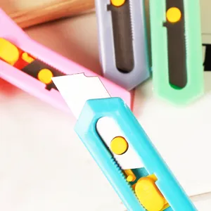 Mini taglierino tascabile portatile colori confetto, simpatico tagliacarte per ufficio.