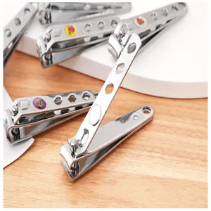 Dettaglio tagliaunghie in acciaio inossidabile, strumento per manicure portatile.