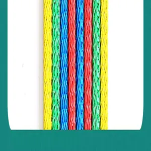 Vue détaillée de sangles élastiques colorées à texture ondulée pour bagages et maintien.