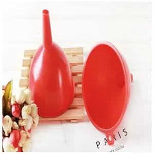 Set di imbuti in plastica rossa per uso domestico, pratico strumento per olio e liquidi.