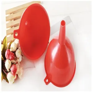 Vista di dettaglio ravvicinata dell imbuto in plastica rossa con foro per appendere.