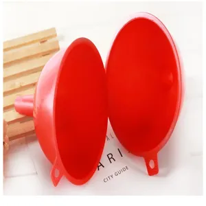 Imbuto di plastica rosso per uso domestico, utile strumento da cucina con foro per appendere.