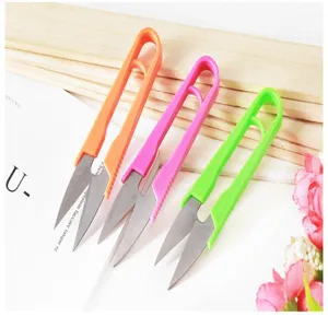 Forbici tagliafila in plastica a forma di U colorate per cucito, ricamo e rifinitura.