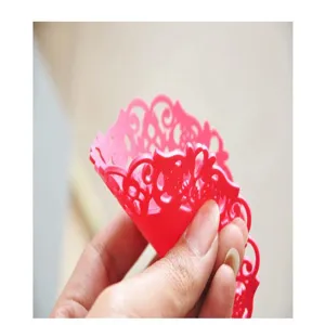 Nahaufnahme der rosa ausgehöhlten Silikonblumen-Tassenmatte mit weicher, flexibler Textur.