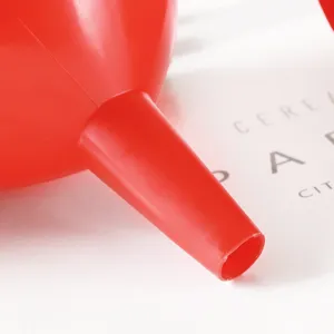 Immagine principale di un imbuto da cucina in plastica rossa per olio, utensile utile.