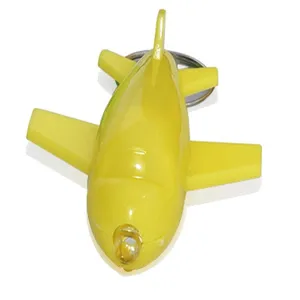 Primo piano dettagliato di un portachiavi aereo giallo con luce LED luminosa sulla parte anteriore.