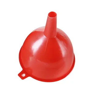 Imbuto in plastica rossa per cucina, pratico strumento per olio e liquidi domestici.