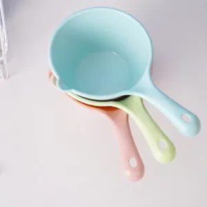 Plastik Wasserschöpfer für Badezimmer und Küche, multifunktione Duschkelle mit Aufhängung.