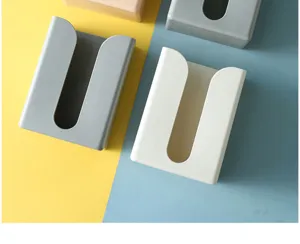 Dettaglio scatola di fazzoletti da parete con colori multipli e una pratica apertura a U.