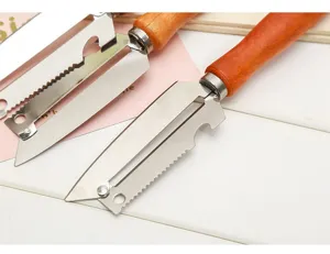 Nahaufnahme Detail des multifunktionalen Edelstahl-Schälers mit ergonomischem Holzgriff.