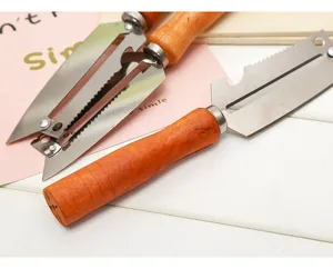 Detailansicht des Multifunktions-Fruchtschälers aus Edelstahl mit Holzgriff.