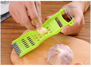 Rascador de verduras de cocina multifuncional, pelador de plástico para ajo y patatas.
