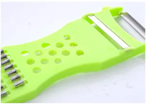 Primer plano detallado del pelador de verduras multifuncional verde con hojas de acero.