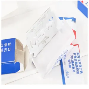 Nahaufnahme der klassischen rostfreien Doppelkanten-Rasierklingen mit Verpackungsdetails.