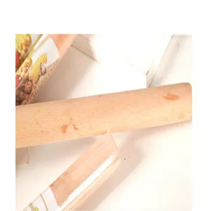 Massief houten deegroller voor de keuken, duurzaam natuurlijk bakgereedschap.