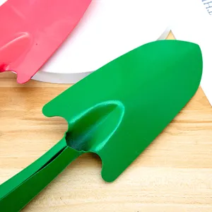 Piccola cazzuola da giardino ergonomica in metallo resistente con rivestimento verde per piante.