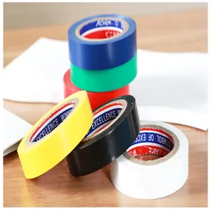 Primo piano dettagliato dei rotoli di nastro adesivo elettrico in PVC colorati vari.