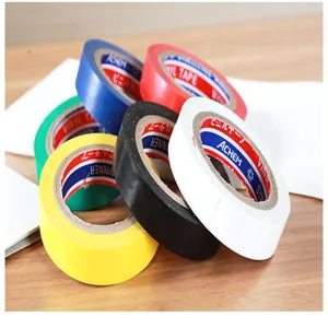 Primo piano di rotoli di nastro isolante in PVC colorato con dettagli di cablaggio.
