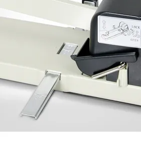 Schwere 2-Loch Papierlocher Detailaufnahme, verstellbare Metallineale und Etikett.