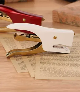 Agrafeuse manuelle rétro métallique portable outil de reliure de bureau pour l'école