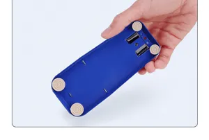 Vue détaillée de la partie inférieure de l'agrafeuse rotative bleue avec patins.