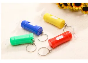 Primo piano dettagliato di bellissimi mini portachiavi estintore colorati con luci LED.