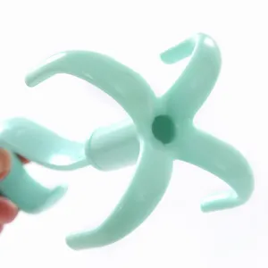 Gancio per guardaroba rotante a 4 griffe, appendiabiti organizer per borse in plastica verde chiaro.