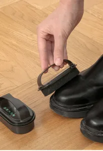Spazzola per scarpe in spugna nera con manico per pulizia pelle, pratico strumento per cura.