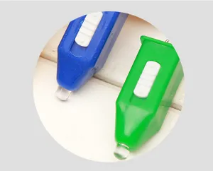 Vista dettagliata in primo piano del mini portachiavi torcia LED con interruttore e testa transp.