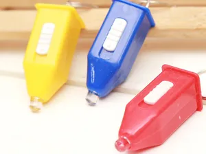 Vista dettagliata di portachiavi con mini torcia LED portatili in giallo, blu e rosso.