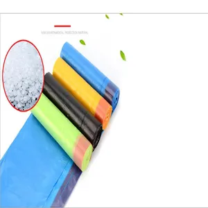 Vista detallada de bolsas de basura gruesas multicolor con cordón, bolsas resistentes.