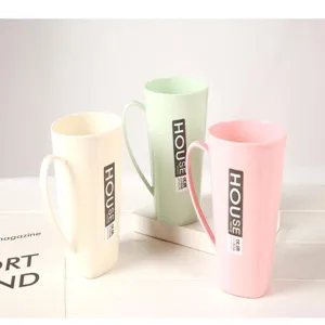 Minimalist plastic toothbrush cup, simple solid color rinsing mug with handle for couples daily wash.