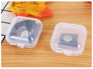Gros plan de petites boîtes de rangement carrées et transparentes en plastique avec couvercle.