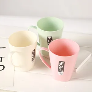 Simple solid color plastic mouthwash cup set, fashionable couple toothbrush cup for daily bathroom use.