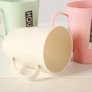 Simple plastic mouthwash cup for bathroom use, solid color toothbrush mug with handle.