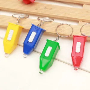 Portachiavi con mini torce LED colorate, piccole luci portatili pratiche per l'uso quotidiano.