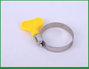 Vista dettagliata della fascetta stringitubo in acciaio inox con comoda manopola in plastica.