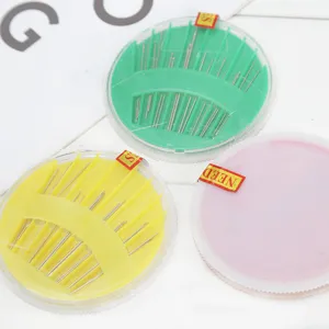 Assortiment handnaaijlen in ronde plastic opbergdozen, essentiële DIY handwerkgereedschappen