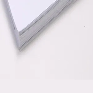 Primer plano detallado de hojas de papel blanco apiladas que muestran bordes limpios y unión.