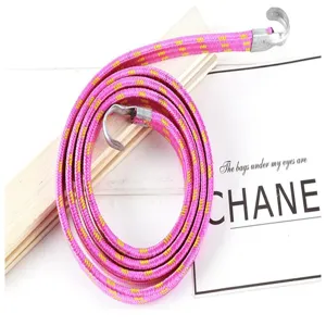 Corde élastique rose avec crochets métalliques pour la sécurisation des bagages et du chargement.
