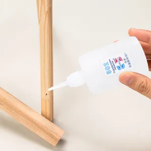 Colle cyanoacrylate liquide super glue 502 à séchage rapide pour réparation de bois et meubles.