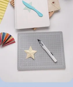 DIY Bastelschneidmatte und Falzbrett Set mit präzisen Gitterlinien und Cuttermesser.
