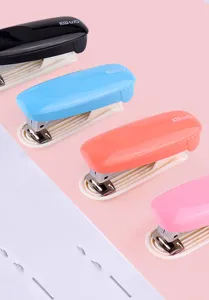 Gedetailleerde close-up van kleurrijke mini-nietmachines in zwart, blauw, oranje en roze.