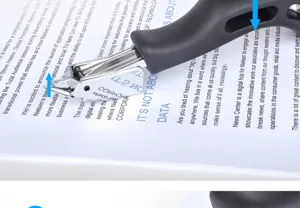 Zware ontnieter met ergonomische zwarte handgreep voor efficiënt kantoorwerk en documenten.
